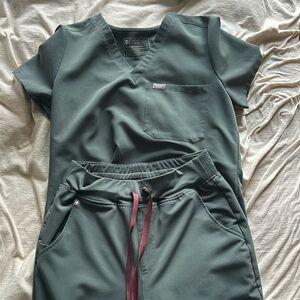 Figs one pocket scrub top with high waisted jogger bottoms